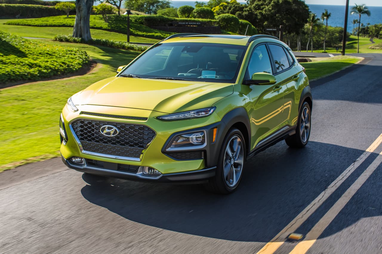 <b>Hyundai Kona 2018</b>
<br>Un detalle diferente y curioso es la pequeña entrada de aire que incorpora entre la parrilla y la tapa del cofre.