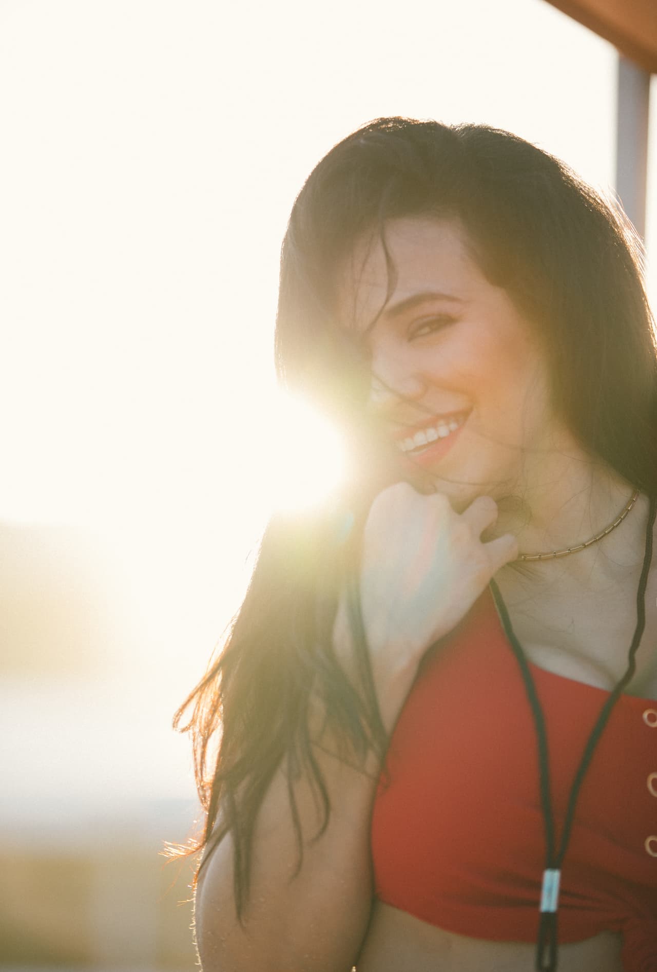 Ella disfruta al máximo de la playa, sol, arena y mar.