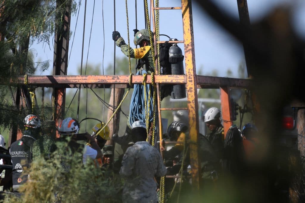 Buzos entran en la mina donde están atrapados desde hace una semana 10 mineros en México
