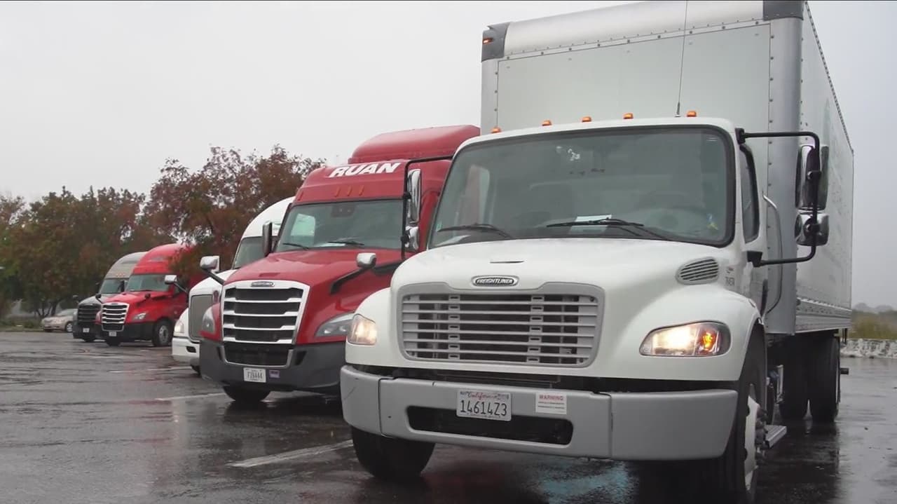 California podría revocar 17 mil licencias comerciales a inmigrantes; Gobernador niega acusaciones