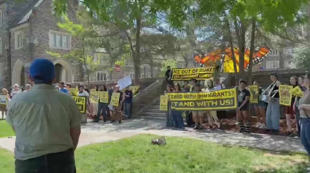 Estudiantes de Duke hacen huelga por detenciones migratorias y falta de acción