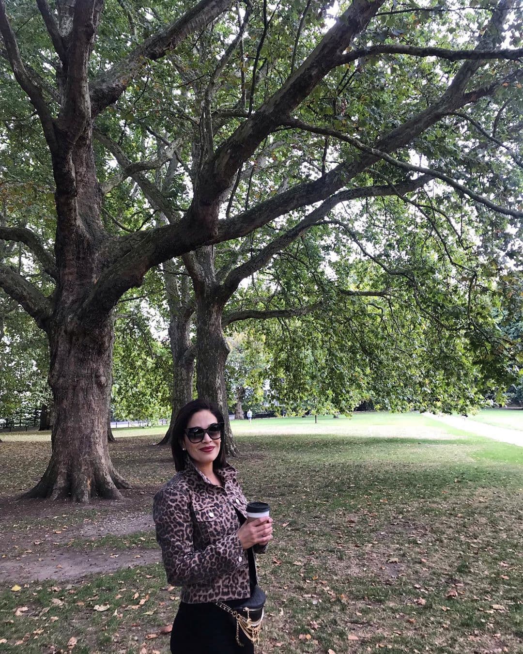 Karla Martínez goza de los pequeños placeres de la vida y que mejor que hacerlo en sitios extraordinarios como Inglaterra: "Una de las cosas que más disfruto es caminar entre árboles. Y esta caminata mañanera con cafecito en Green Park de Londres me la llevo en mi memoria".