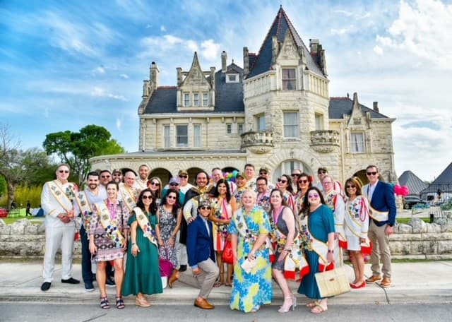 <h2 class="cms-H2-H2">Feria de las Flores</h2>
<br>
<ul>
<li class="li1">Cuándo: 30 de abril</li>
</ul>
<ul>
<li class="li1">Hora: 16:00 a 19:00 horas</li>
</ul>
<ul>
<li class="li1">Dónde: La Quinta Inn Wyndham San Antonio</li>
</ul>
<ul>
<li class="li1">Qué es: Coronar a la reina de la Feria de las Flores, quien habrá recaudado la mayor cantidad de dinero para programas escolares</li>
</ul>
<ul>
<li class="li1">Costo: Gratis</li>
</ul>