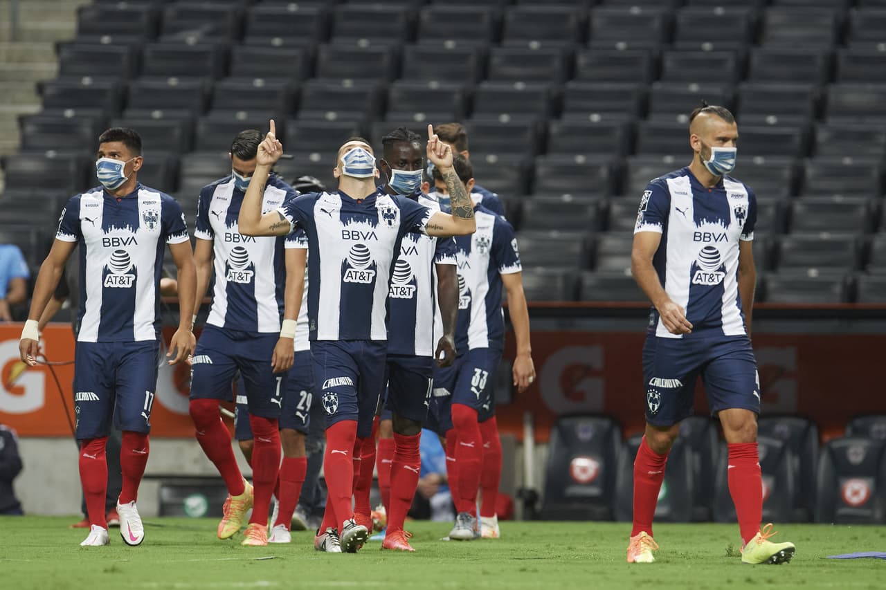 Jugadores de Monterrey con cubrebocas.