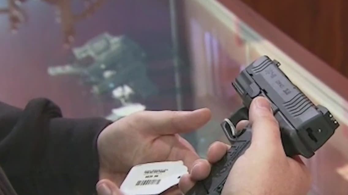 <b>Estos son los lugares en Texas donde es ilegal portar un arma:</b> 
<br>
<br>-escuelas, autobuses escolares y cualquier lugar donde se realicen actividades escolares 
<br>-donde se realicen eventos deportivos (ya sea profesional, escolar o interescolar)
<br>-en negocios que obtienen más de la mitad de sus ingresos de la venta de alcohol en las instalaciones -en hospitales y residencias de ancianos
<br>-en los lugares de votación durante las elecciones o la votación anticipada 
<br>-edificios de tribunales u oficinas y en hipódromos