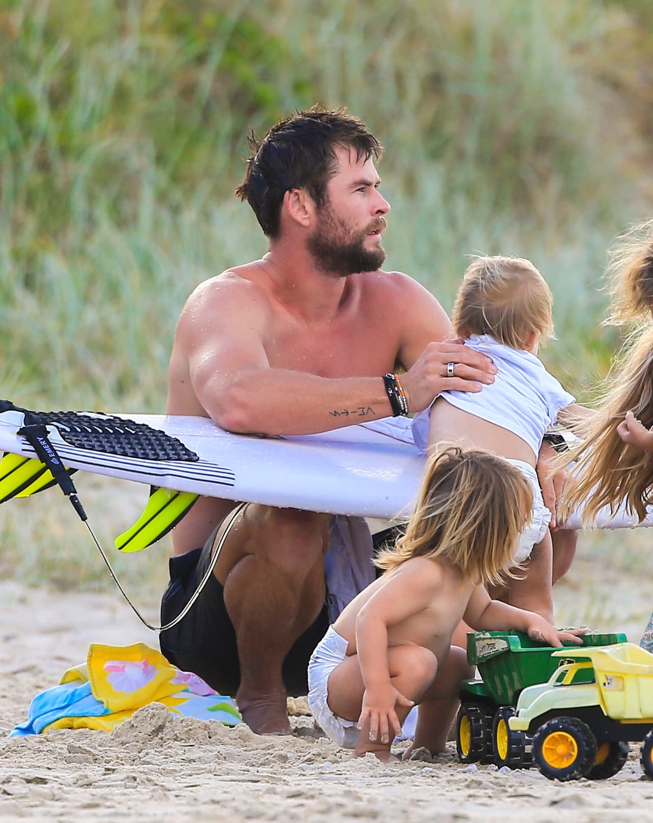 Elsa Pataky, Chris Hemsworth y sus hijos pasaron una tarde en familia en la playa Broken Head, Australia.