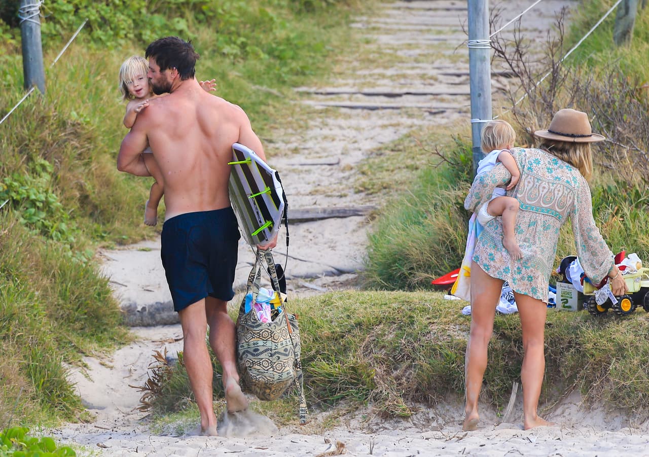 Para Thor no hay imposibles, se llevó la tabla de surf, la pañalera y al chamaco.