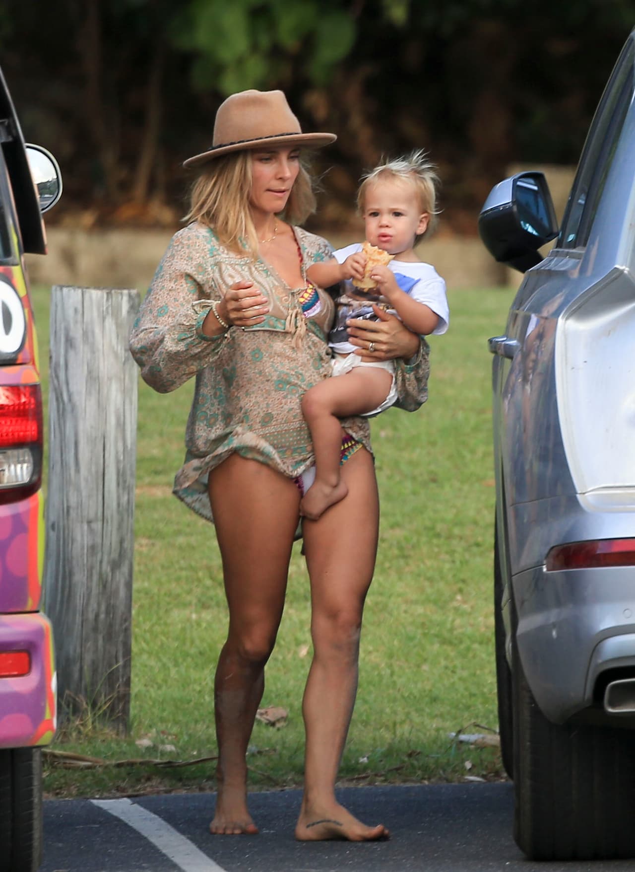 Elsa cargó a otro de los gemelos.