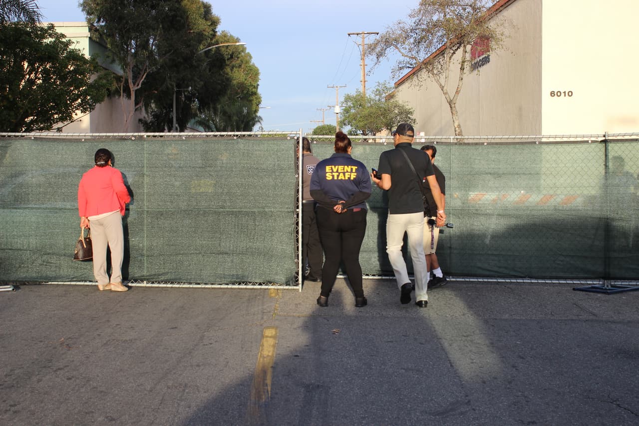 El lugar donde se llevó a cabo el evento para reconocer a la cantante de música regional mexicana, estaba repleto de seguridad y había unas rejas que cercaban la parte trasera del escenario.