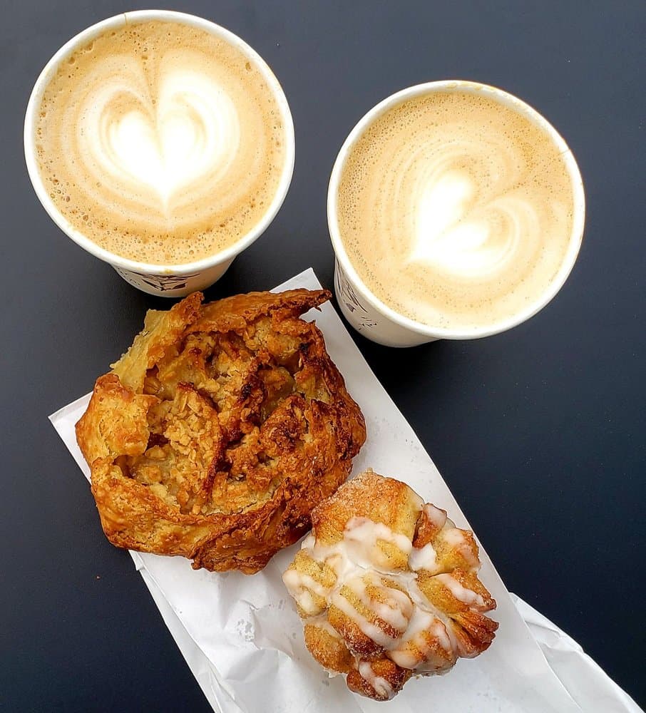 <b>Iris Coffee Lab and Cafe</b>
<br>Dirección: 725 Tucker St Raleigh, NC 27603
<br>Teléfono: (919) 441-7489
<br>Sitio web: 
<a href="https://www.iriscoffeelab.com">https://www.iriscoffeelab.com</a> 
<br>
<br>
<a href="https://www.yelp.com/map/iris-coffee-lab-and-cafe-raleigh"><b>Cómo llegar</b></a>
<br>
<br>Sus dueños destacan: “Actualmente estamos sirviendo varios tipos tostados de café especiales, entre algunos de los favoritos locales, como los tostadores de café blanco y negro. También ofrecemos una amplia gama de pasteles locales y una lista rotativa de productos básicos de café de especialidad”.