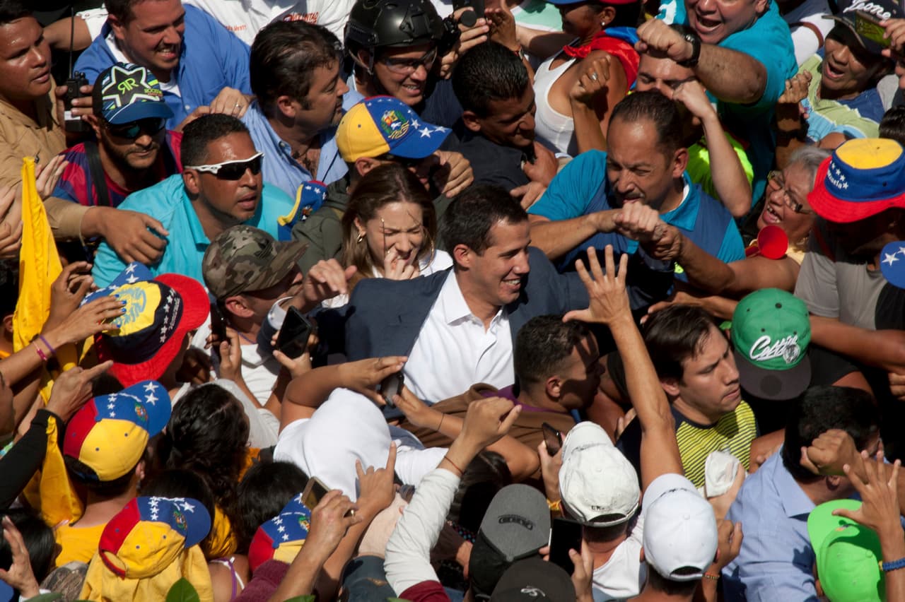 <b>La multitud abraza a Juan Guaidó. </b>El presidente interino de Venezuela continúa movilizando a la población de su país contra el régimen de Nicolás Maduro, mientras 
<a href="https://www.univision.com/noticias/crisis-en-venezuela/quienes-apoyan-a-juan-guaido-y-nicolas-maduro-dentro-y-fuera-de-venezuela">el respaldo internacional a su liderazgo </a>sigue creciendo.
<a href="https://www.univision.com/noticias/crisis-en-venezuela/francia-dice-que-reconocera-a-guaido-si-maduro-no-convoca-a-elecciones-este-domingo"> El tiempo corre y el régimen “usurpador” sigue aferrado al poder, mientras que más gobiernos del mundo y millones de venezolanos exigen nuevas elecciones libres. </a> 2 de enero.