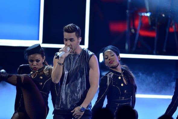 El cantante no bachateó, esta vez se puso un poco más sexy.