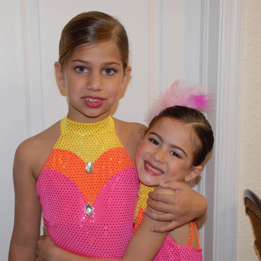 Aquí la podemos ver en un atuendo de ballet posando junto a una de sus amigas de la infancia.