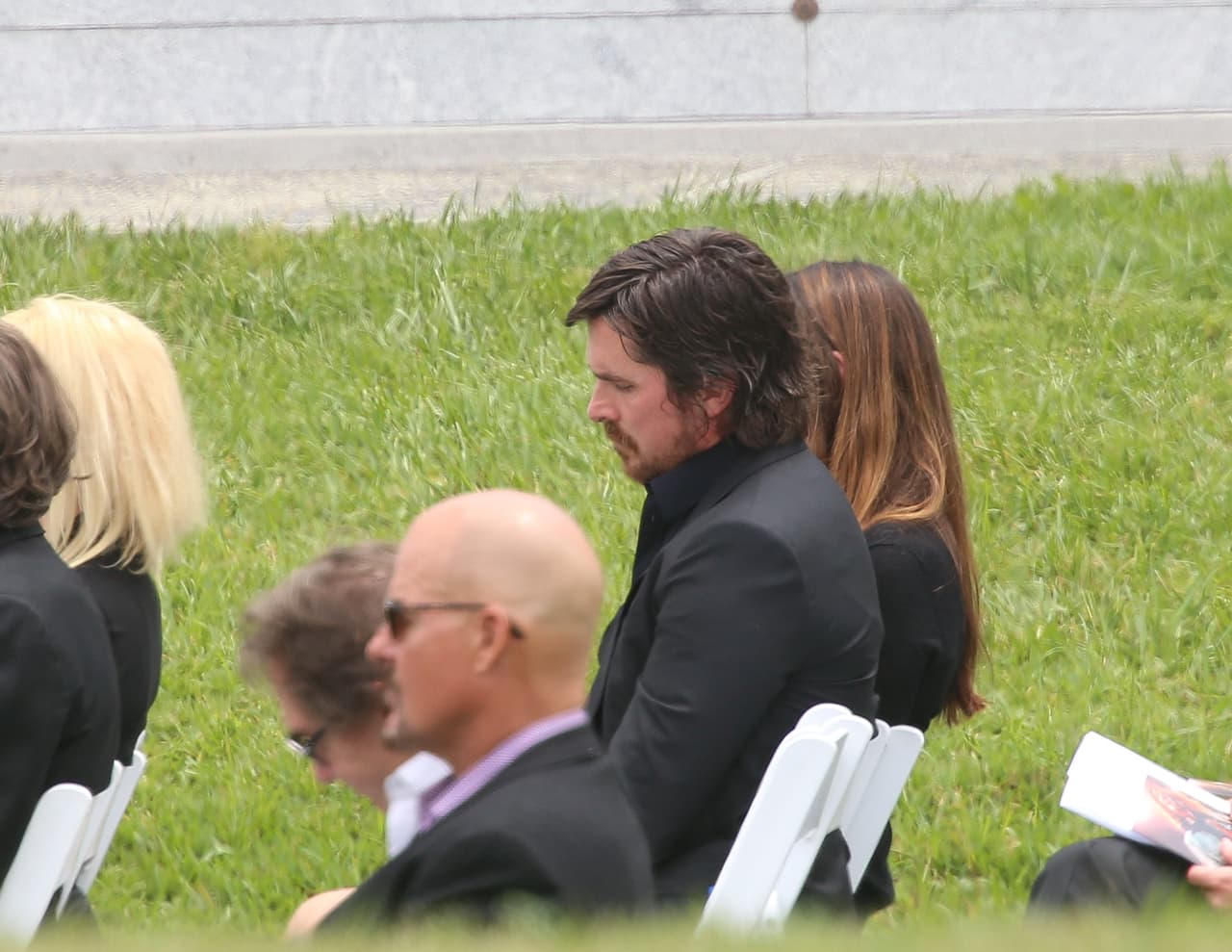 Christian Bale estuvo serio y enfocado a las palabras que se ofrecieron en memoria del músico.