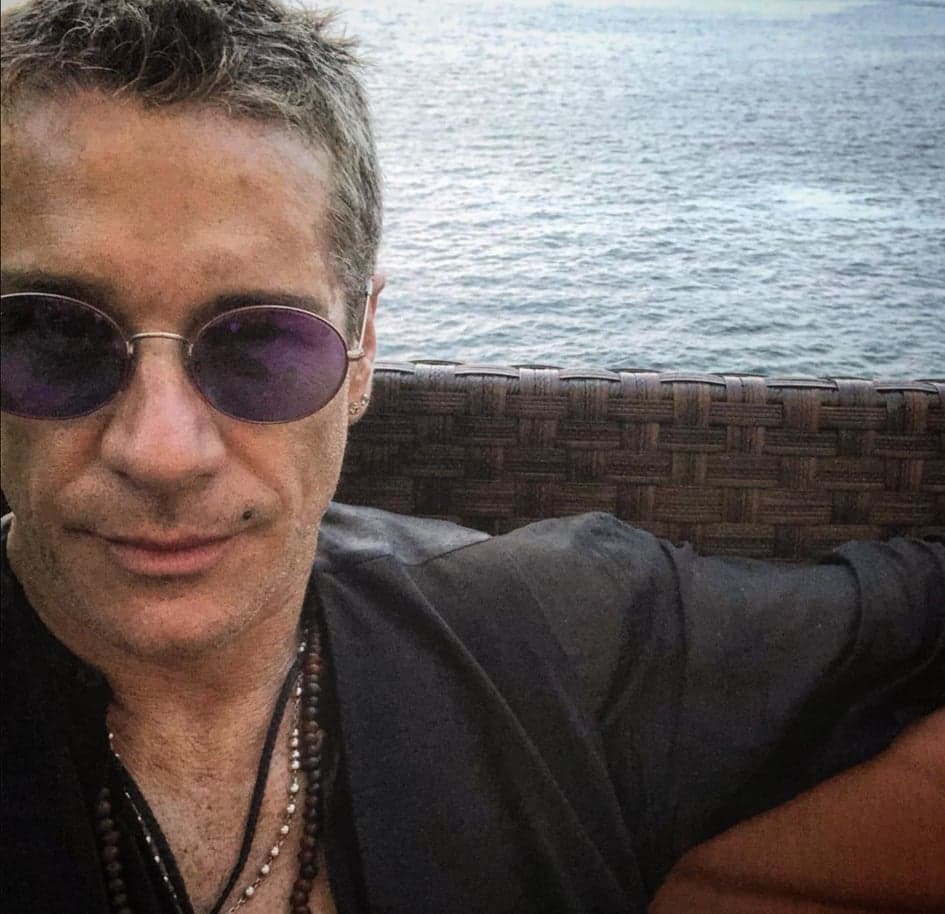 En su faceta de enamorado la describió como su "bella durmiente" y le advirtió que defenderá su amor "por encima de cualquier adversidad". 
<br>