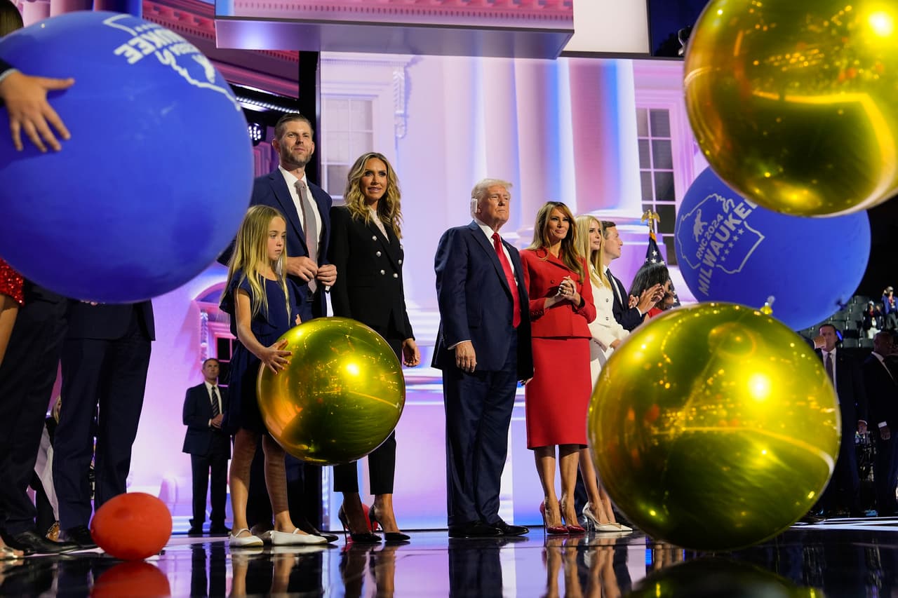 El ya candidato republicano, Donald Trump, junto a su familia al cierre de su discurso.