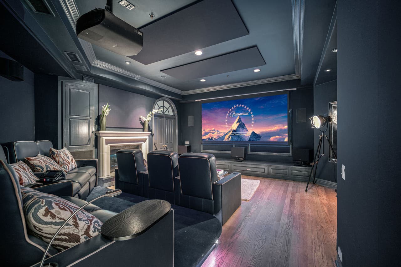 Para los ratos de diversión, la familia podrá tener 
<b><a href="https://www.univision.com/famosos/meghan-markle-regresaria-a-la-actuacion-y-estas-serian-las-condiciones-que-pide-fotos" target="_blank">su propia sala de cine. </a></b>
<br>