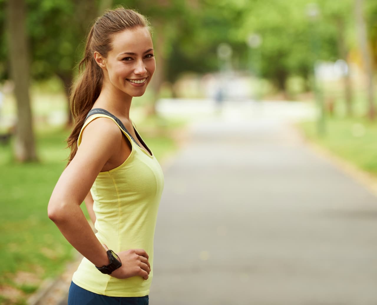 <b>¿Qué regalarle?</b>
<br>Alégrale el día consiguiéndole entradas para algún evento deportivo o una función espectacular, o ve a la tienda deportiva y busca las ropas casuales con las que podrá sentirse cómoda en casa y animarse a ir al gimnasio con más bríos y entusiasmo.
<br>Acompáñala en una actividad al aire libre donde juntos puedan pasar un día entero y disfrutar de la naturaleza de manera espontánea una especie de barbacoa en algún lugar natural.