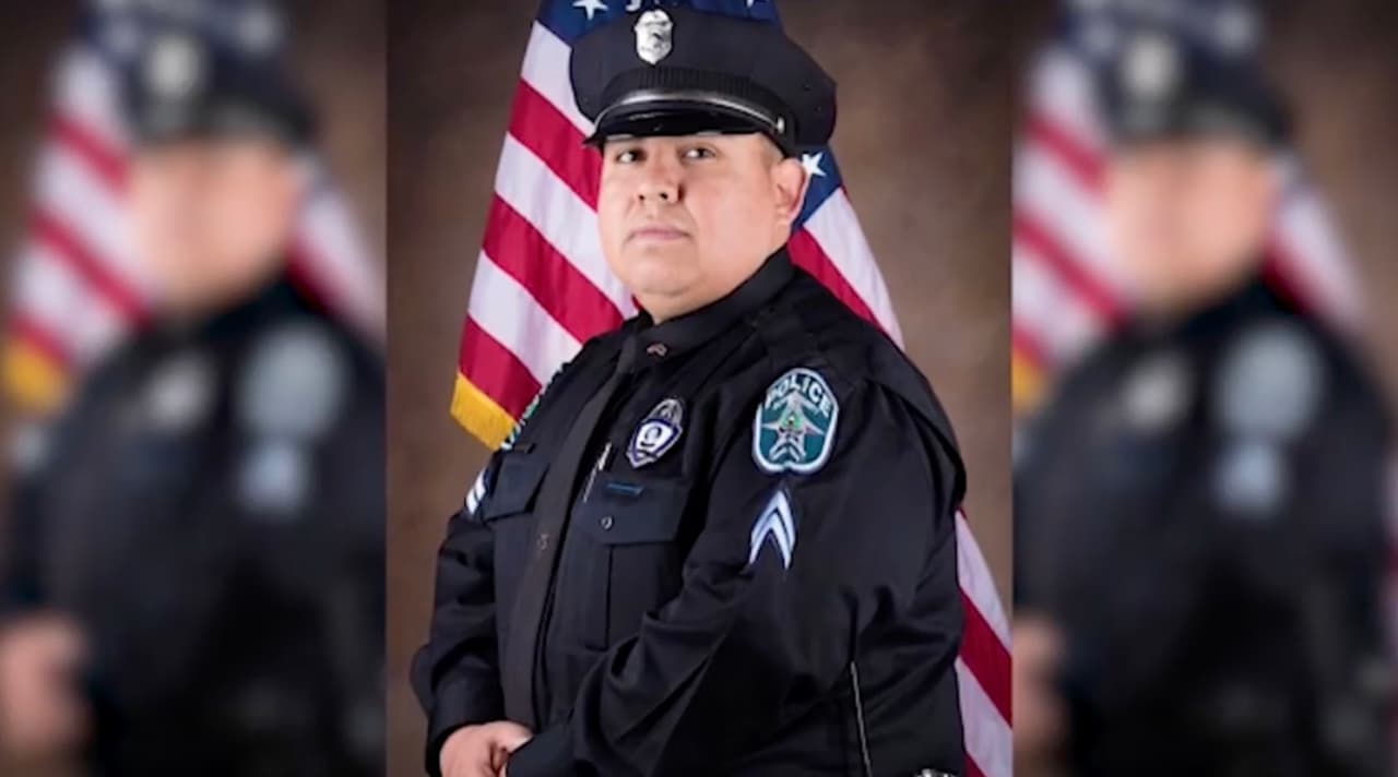 "El Departamento de Policía del Hospital Distrital del condado Ector y el Sistema de Salud del Centro Médico (MCHS) están de luto por la pérdida de sargento Daniel Valenzuela Jr., quien murió en un accidente de tráfico el domingo por la mañana en San Antonio, junto a su padre y abuela", destacó Brad Timmons, jefe de policía de ECHD PD, en
<a href="https://www.facebook.com/medicalcenter/posts/10159447159636047" target="_blank">Facebook</a>.