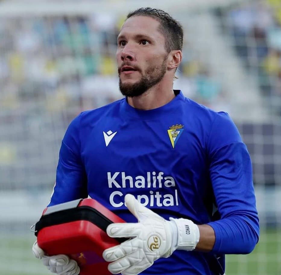 Fan del Cádiz sufre ataque cardiaco en duelo contra Barcelona