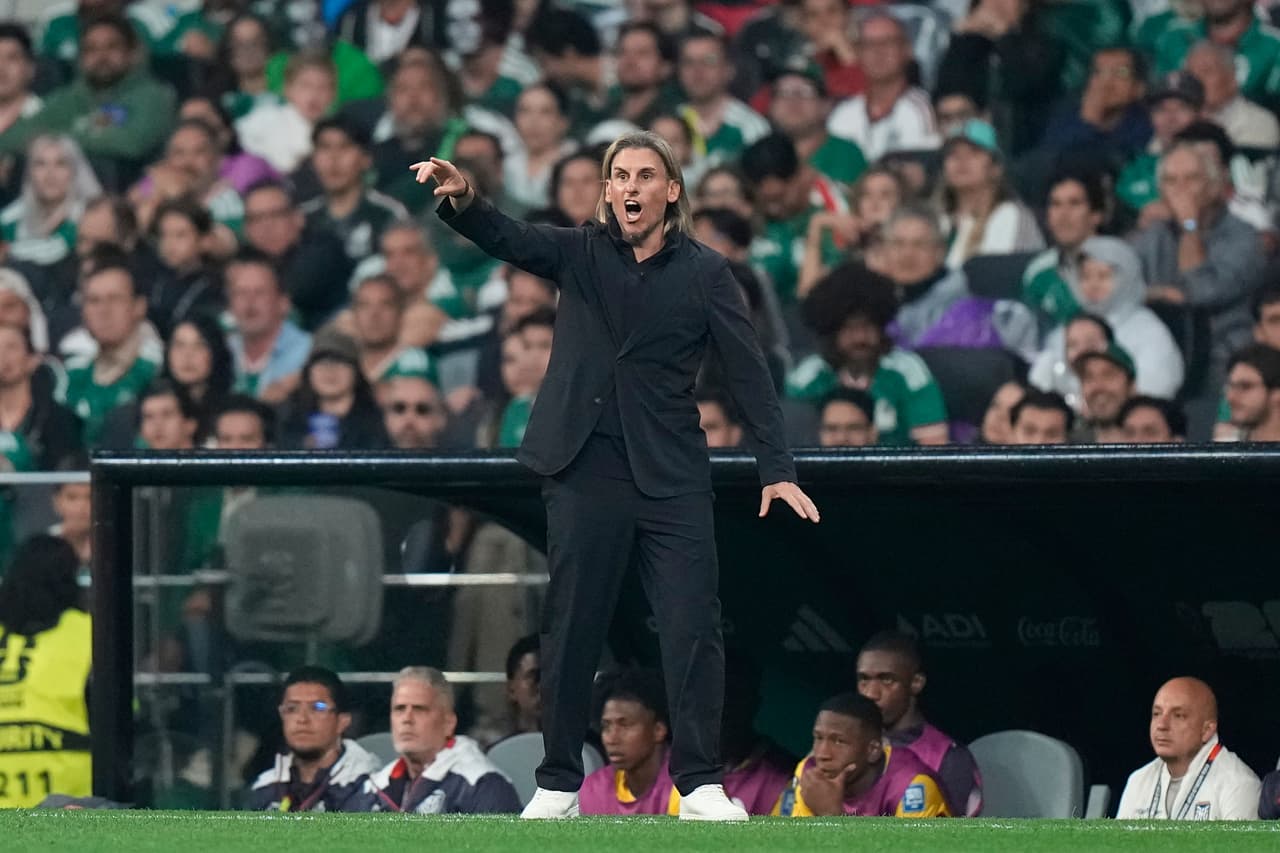 El seleccionador de Ecuador, Sebastián Beccacece, reacciona durante el partido de dieciseisavos de final de la Copa del Mundo entre México y Ecuador en Ciudad de México, el martes 30 de junio de 2026.