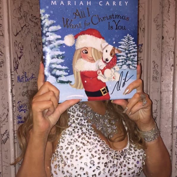 ¿De quién es esa carita navideña? De Mariah Carey promocionando su nuevo libro navideño.