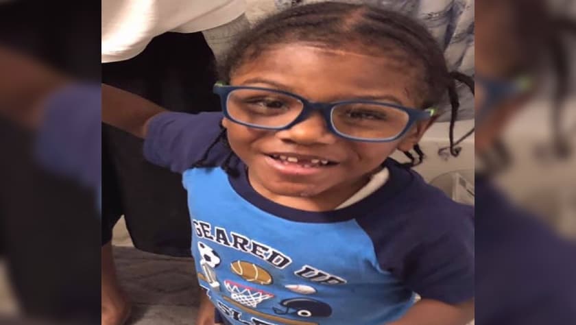 Este niño murió abrasado por el agua hirviendo de su baño: la madre y madrastra tiraron su cuerpo para ocultar la muerte