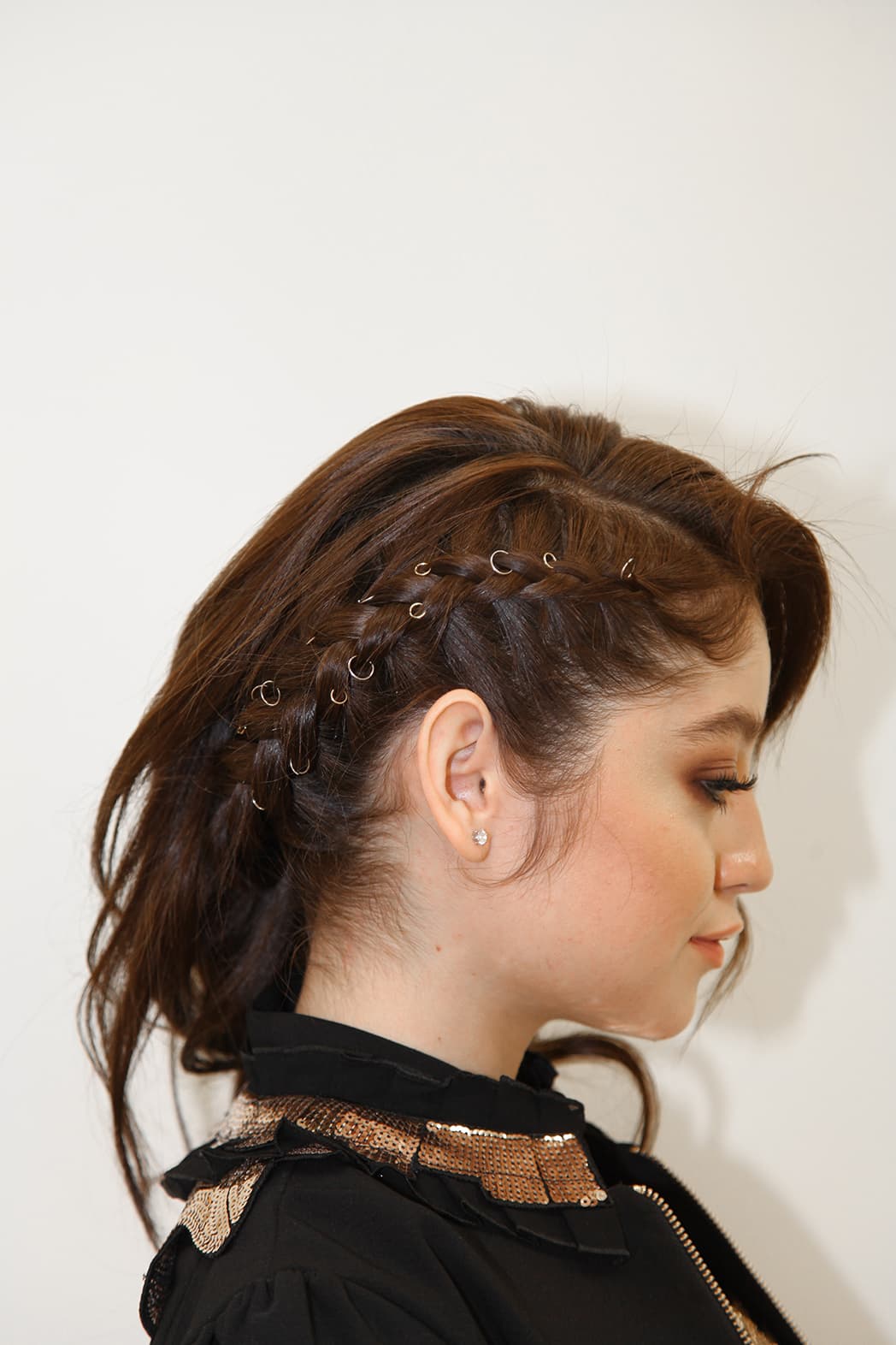 "Los brillos no están por ningún lado. De hecho, hoy nos pusimos como unos seguritos o brochecitos en el cabello. Traemos una trenza y ya. Tenía muchas ganas de mostrarles este look”, dijo la 'Jueza de Hierro'.