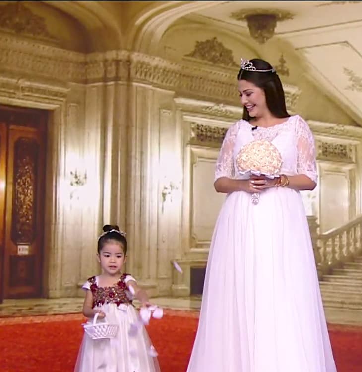 Ana no podía dejar de sonreír al ver lo linda que se veía Giulietta.