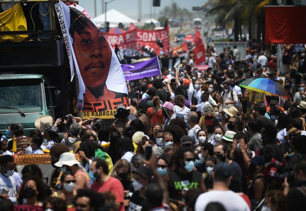 Protestan en el lugar en el que mataron a golpes a un refugiado congolés, en una playa de Río de Janeiro.