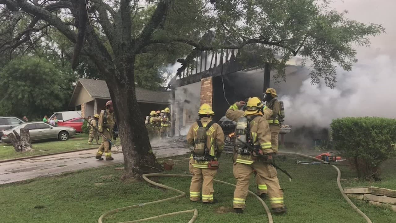 Arrestan a mujer hispana tras provocar incendio en residencia al este de Austin