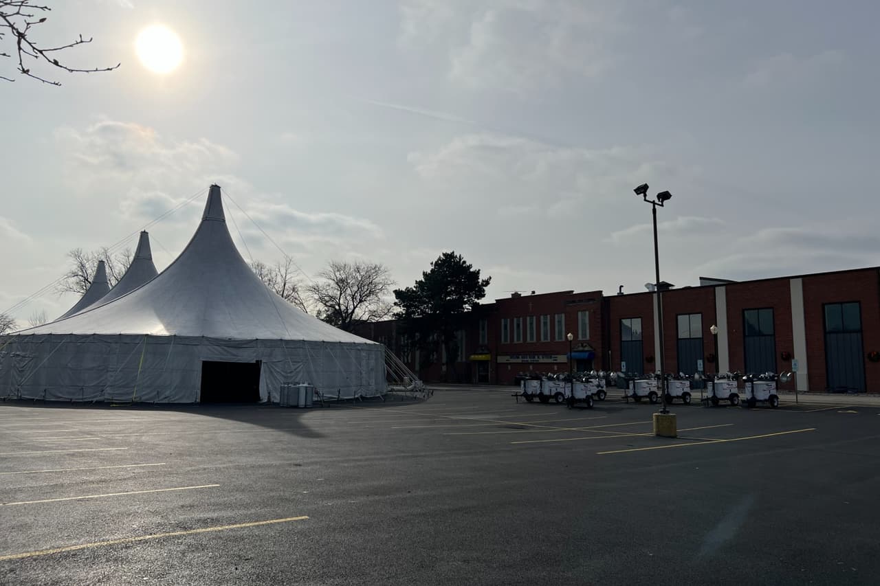 Para la celebración de la Virgen de Guadalupe en el Cerrito del Tepeyac de Des Plaines, se espera que
<b>lleguen alrededor de 400 mil peregrinos, </b>quienes ya emprendieron el viaje hacía Chicago, para poder estar frente a la patrona el 11 y 12 de diciembre.