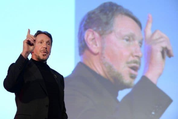 LARRY ELLISON. Este desertor universitario y fundador de Oracle es también hijo de una madre soltera adolescente que no podía cuidarlo, por lo que fue adoptado por familiares aun siendo pequeño, y se mudó al sur de Chicago.