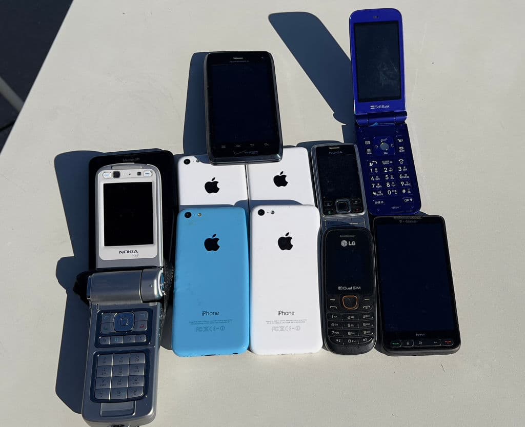 Vuelven los 'celulares tontos': ¿por qué hay gente abandonando sus teléfonos inteligentes?