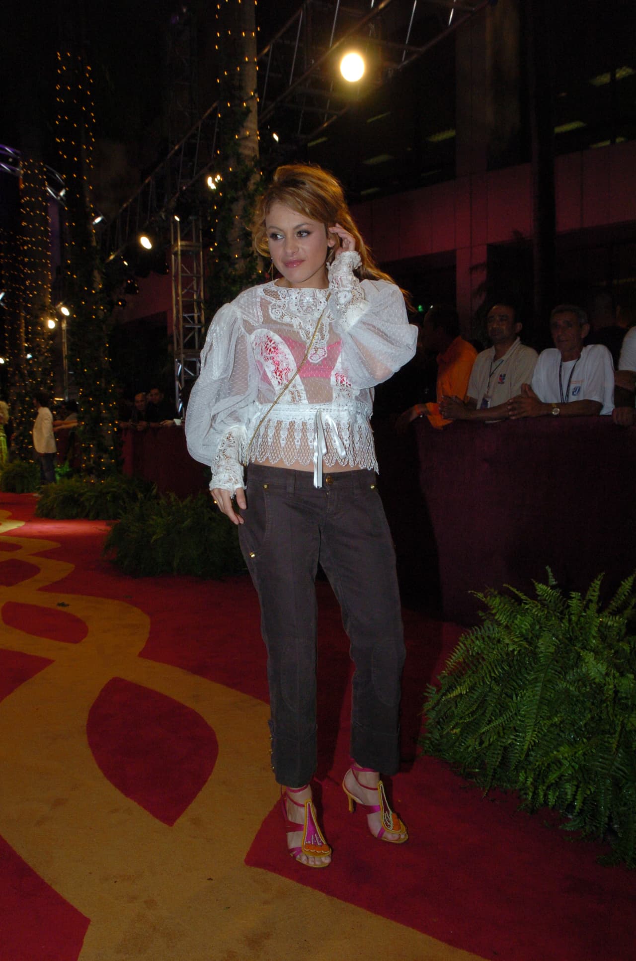 Paulina Rubio apareció con este look en 2004.