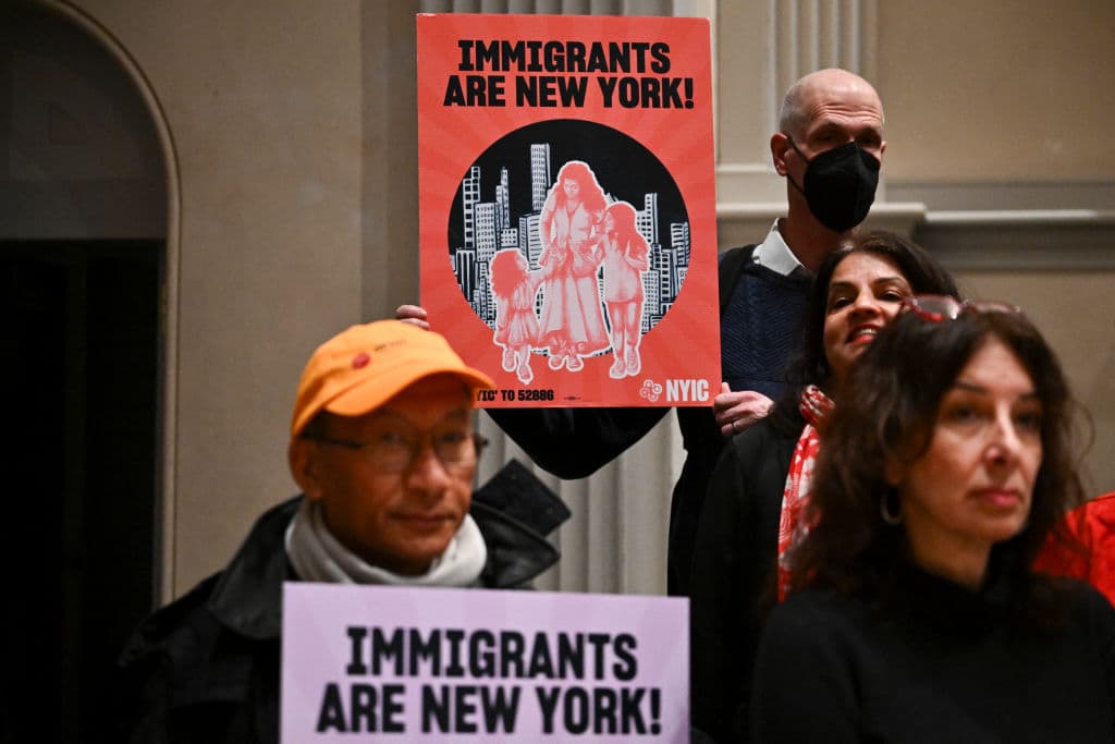 La Asociación de Enfermeras del Estado de Nueva York (NYSNA) se unió a la protesta, manifestando su oposición a que los centros de salud sean utilizados para operativos migratorios.