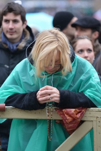 En tanto, los fieles lucían decepcionados de no ver aún en el balcón al nuevo pontífice.
