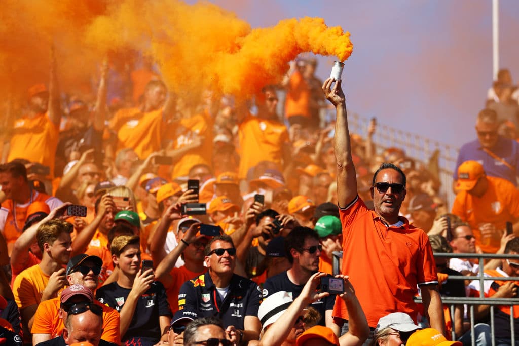 Max Verstappen se lleva el Gran Premio de Holanda y triunfa en su casa ante su público y, además, vuelve a la cima de la Formula 1. El podio fue compartido con Lewis Hamilton y Valtteri Bottas de Mercedes Benz en segunda y tercera posición, respectivamente. El mexicano Sergio Pérez quedó en octava posición.