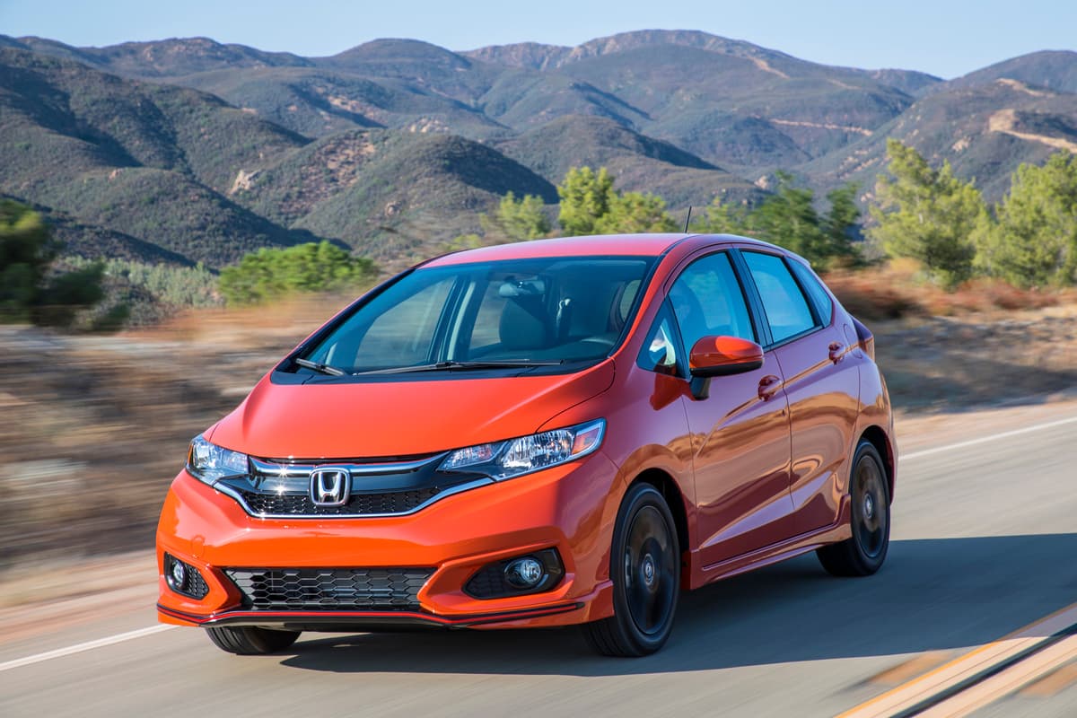 <b><h3 class="cms-H3-H3">Honda Fit - $17,120</h3></b>
<br>
<br>Una de las traducciones del inglés al español de la palabra ‘fit’ es ‘caber’, otra es ‘encajar’. Este subcompacto con mucha razón lleva este nombre, pues, aunque por fuera se le ve pequeño, por dentro es mucho más grande de lo que uno pudiera imaginar. De hecho, en capacidad de carga, supera a varias SUVs con sus 52.7 pies cúbicos. Así que si buscas un vehículo más eficiente y más barato que uno utilitario, y todavía poder transportar una buena cantidad de carga, el Fit ‘encaja’ muy bien.
<br>