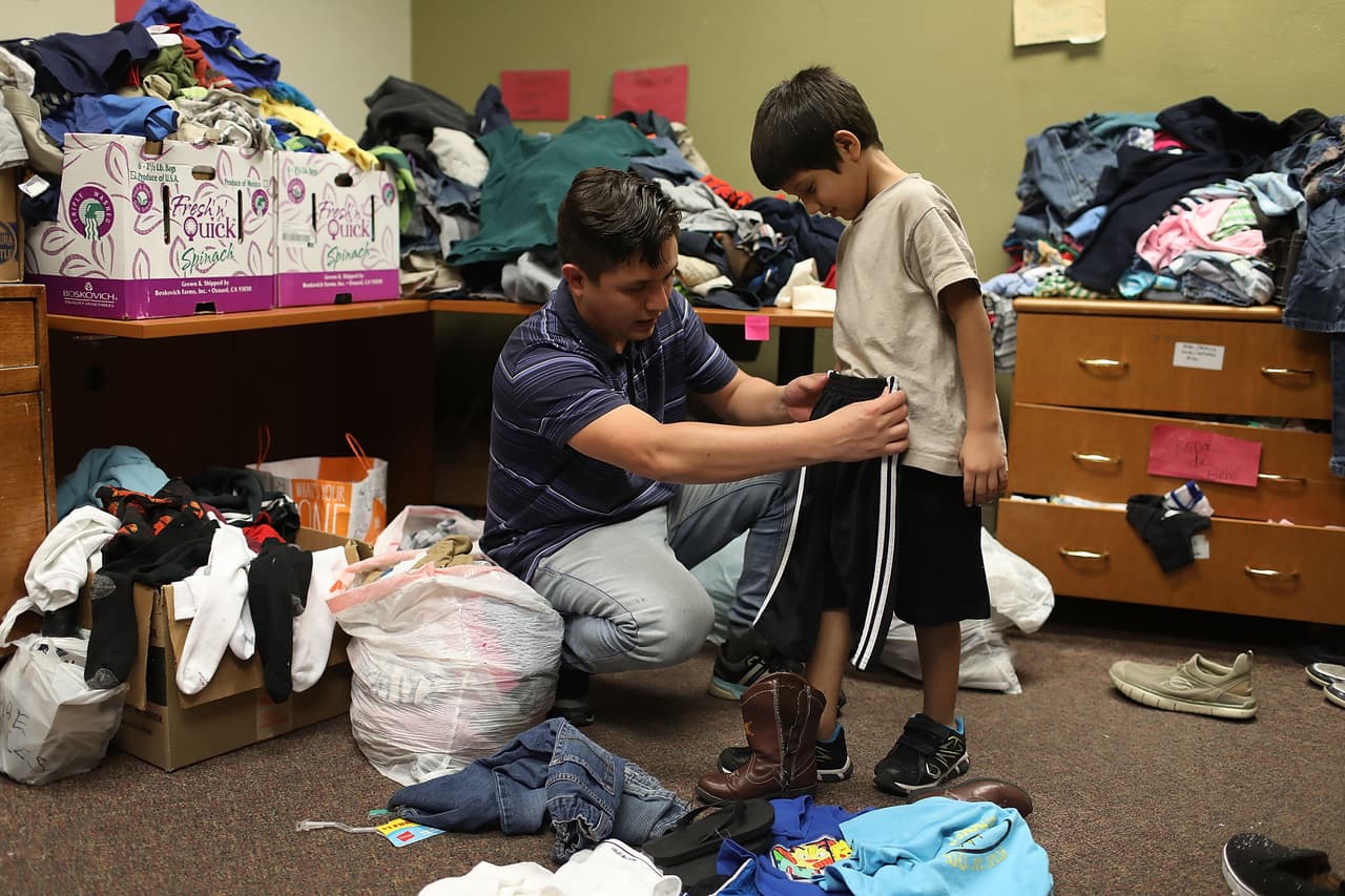 Rony se reunió con su hijo Joseph después de dos meses de estar separados. Son originarios de Honduras.