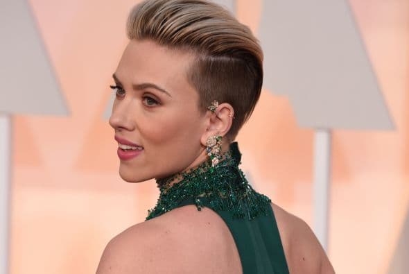 ¿Tienes un evento de gala y tienes cabello corto? No dudes en portar un 'ear cuff' al estilo de Scarlett Johansson.