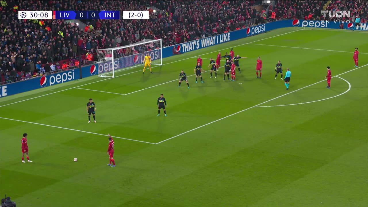 ¡CERCA! Joel Matip disparó que se estrella en el poste.