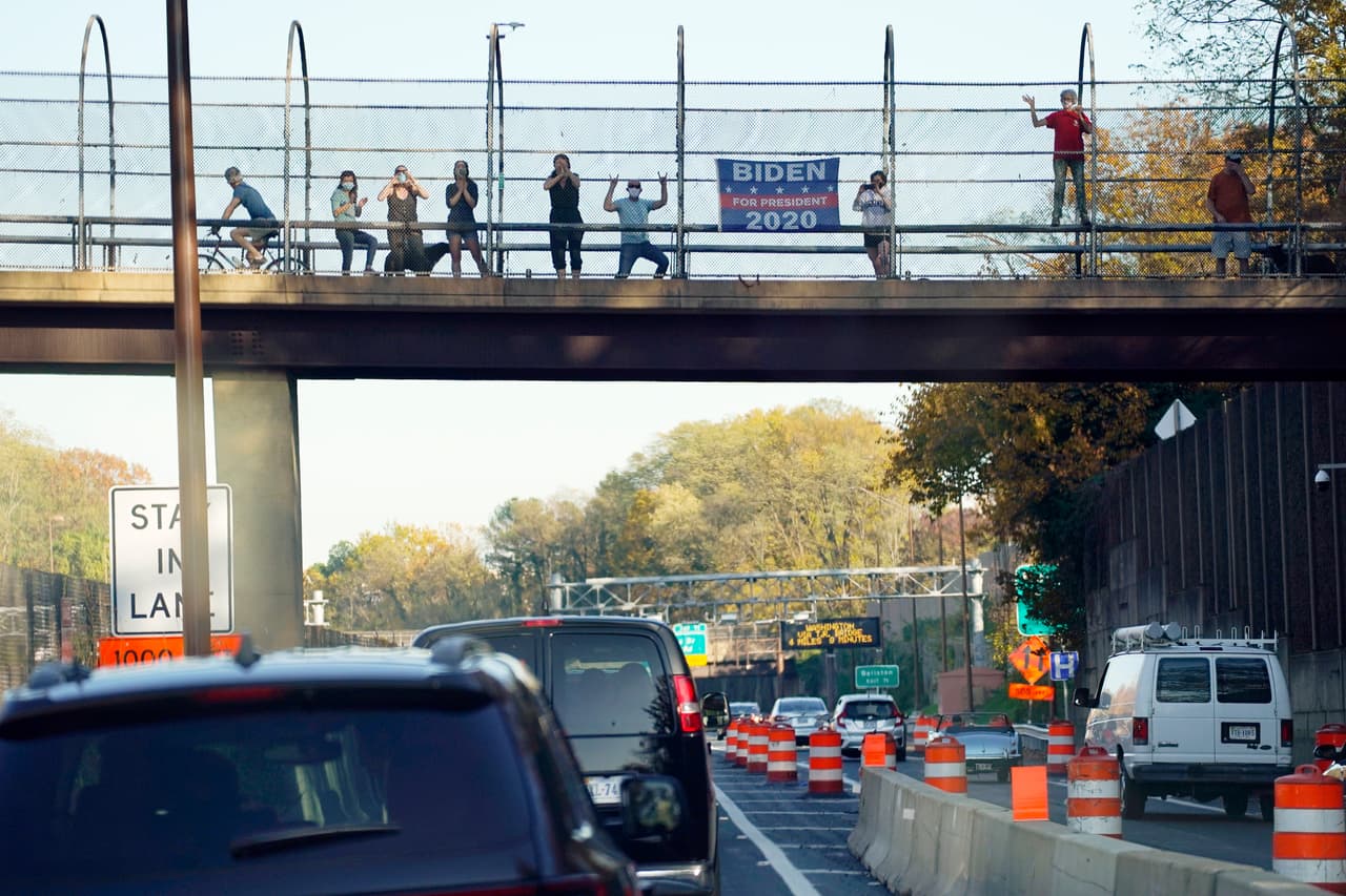 Grupos de personas gritan a la caravana de Trump en su camino desde Virginia hacia Washington DC.