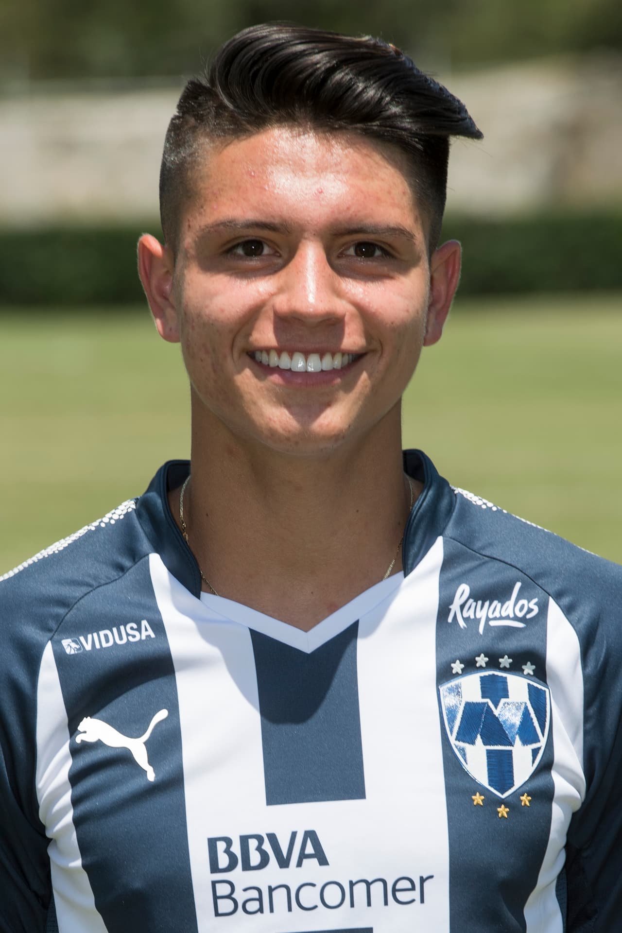 De padres mexicanos, el chico empezó a jugar a los cinco años en el equipo Atlético Santa Rosa que su padre dirigía en California. Cuenta el propio Jonathan que su progenitor lo llevaba a entrenar a las playas cercanas de su casa y de ahí todo fue en ascenso.