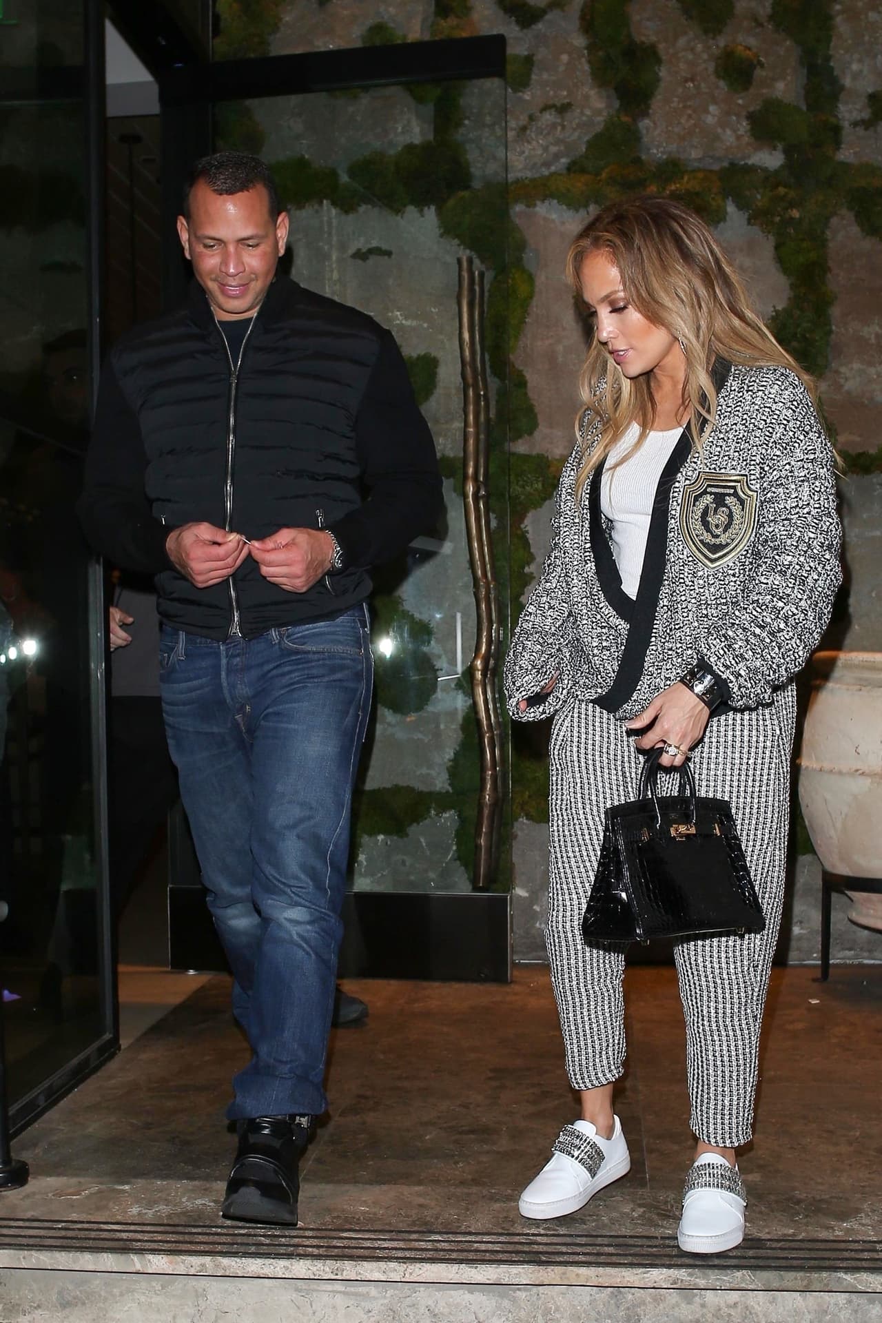 Nada más
<b><a href="https://laquansmith.com/products/white-haven-crest-knit-cardigan">el abrigo que ella presumió cuesta más de 500 dólares</a></b> (aunque ya está 'sold out') y la bolsa, una de la prestigiosa casa
<b><a href="https://www.hermes.com/us/en/">Hermes Birkin,</a></b> está valorada en más 40,000 dólares.