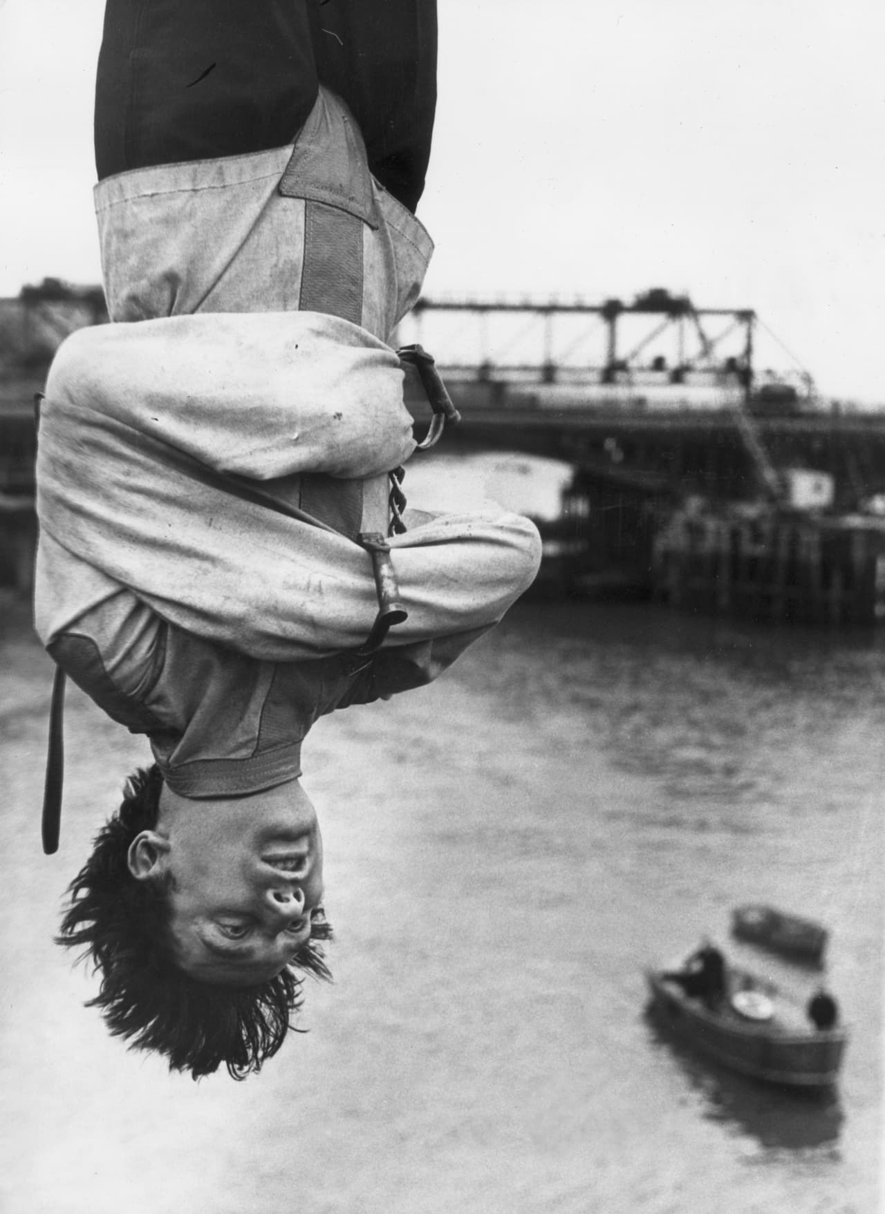 Harry Houdini tenía grandes habilidades para liberarse de ataduras con cuerdas, cadenas con candados y otras situaciones complicadas que encantaban al público.