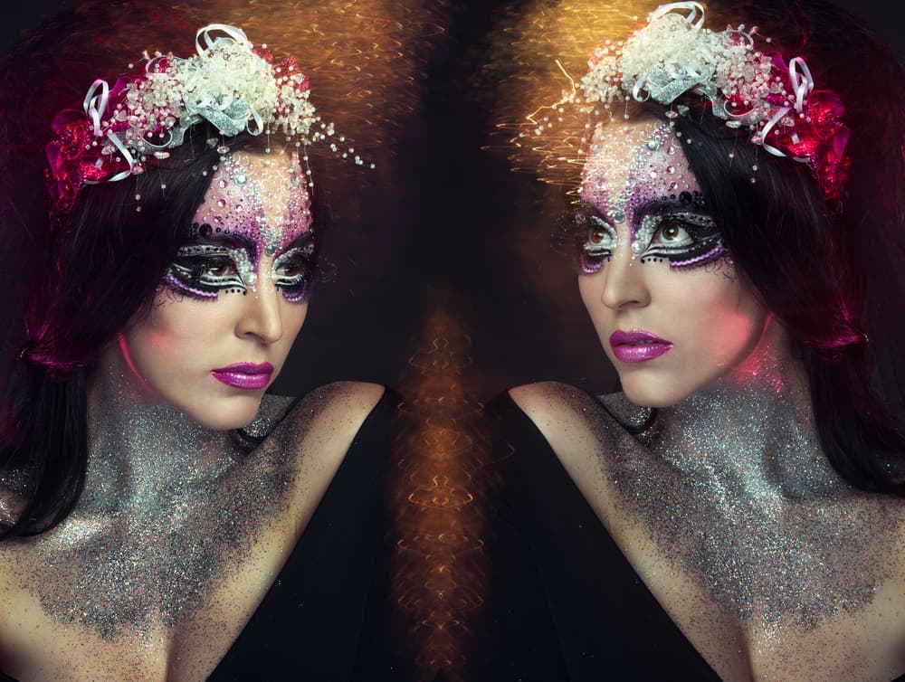 Leda regresó con su marido el rey y también tuvo relaciones, por lo que quedó embarazada de los dos. De esas uniones, nacieron cuatro hijos, pero curiosamente fueron dos hijos mortales (Cástor y Clitemnestra) y dos hijos inmortales, por ser de Zeus (Pólux y Helena).