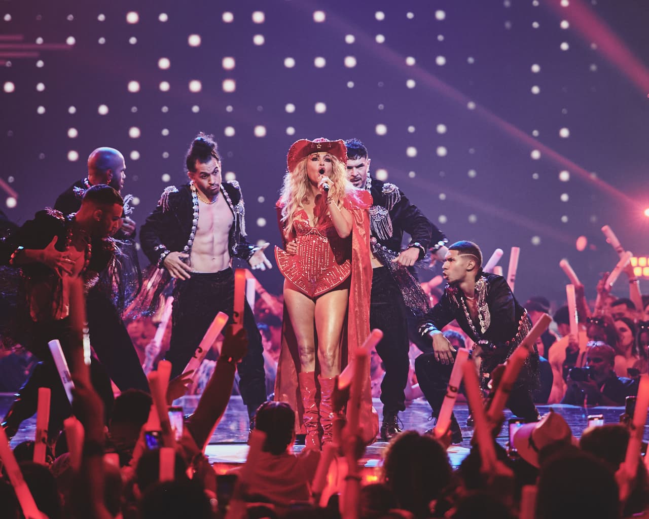 <h2 class="cms-H2-H2">Paulina Rubio</h2>
<br>
<br>La Chica Dorada escogió el escenario de Premios Juventud para cantar en vivo, por primera vez, su nuevo sencillo 'Propiedad Privada'.