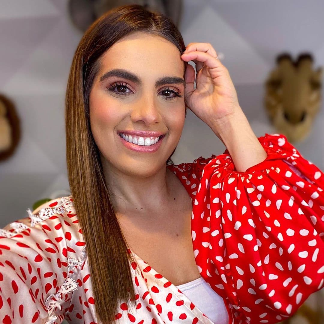 Andrea Chediak también sigue en casita, pero desde ahí conjuga sus labores como mamá de baby Diego y como experta en moda.