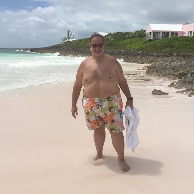 <b>2. Ropa extra.</b> No en todos los lugares es fácil encontrar prendas de su talla: "En mi equipaje de mano llevo mucha ropa. ¿Por qué? Porque si pierdo mi ropa, no será fácil para mí comprar un traje de baño porque peso cerca de 290 libras. Entonces, llevo dos o tres trajes de baño en mi equipaje de mano y me llevo mucha ropa. Me llevo dos pares de pantalones, tres pares de ropa interior".